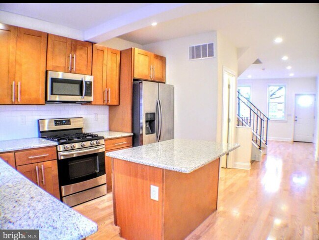 Foto del edificio - Gorgeous queen village property available