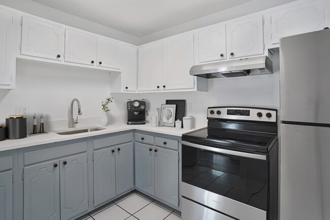 Building Photo - El Caliente Apartments