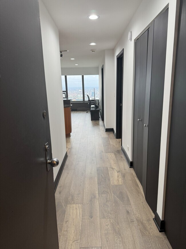 Foto del edificio - 30 E Huron St