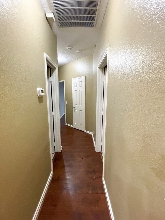 Building Photo - 4914 Surrey Park Cir