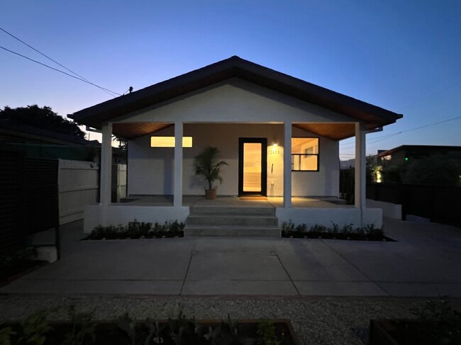 Building Photo - 2853 Denby Ave