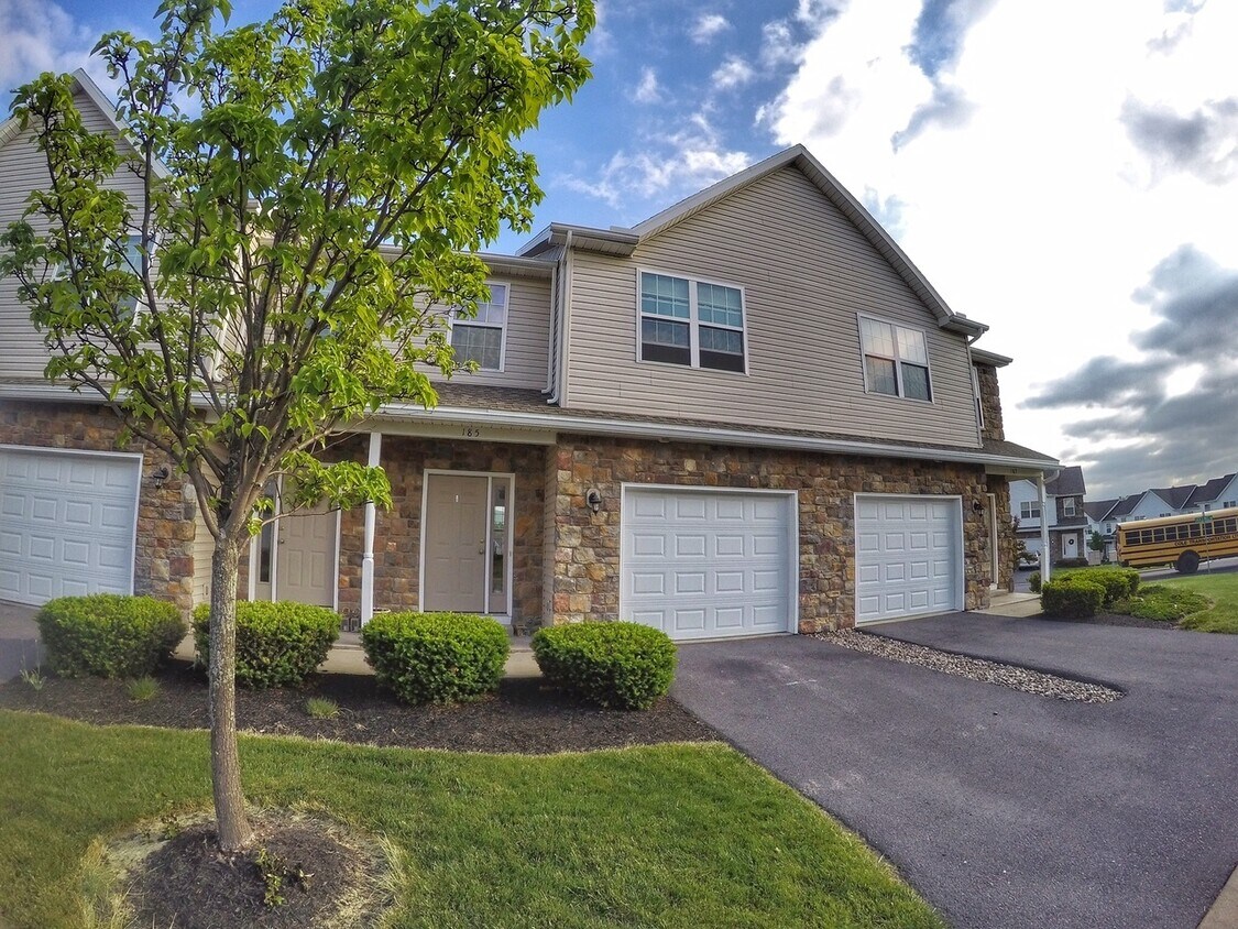 Foto principal - Spacious 3-Bedroom Townhouse in Boalsburg ...