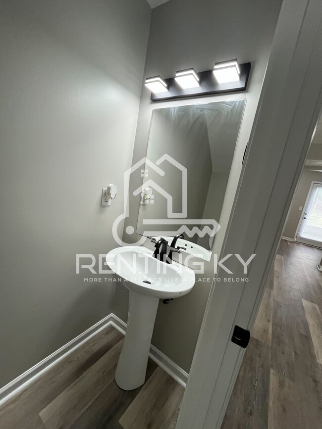 Foto del edificio - Newly Renovated 3-Bed, 2.5-Bath Townhome with Garage!