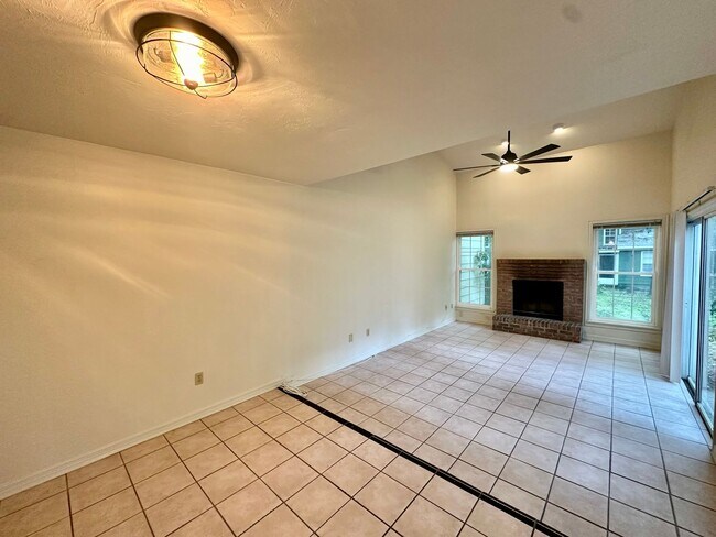 Foto del edificio - Spacious 3-Bedroom Townhome in Highly Soug...