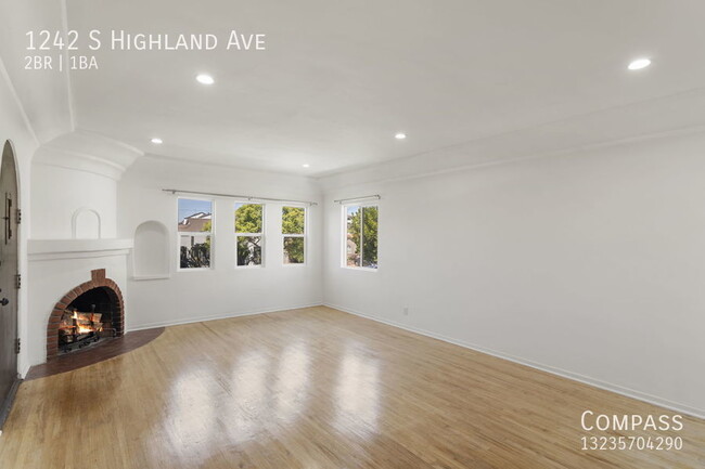 Building Photo - Updated Spanish Style Duplex with 1600 Sq....