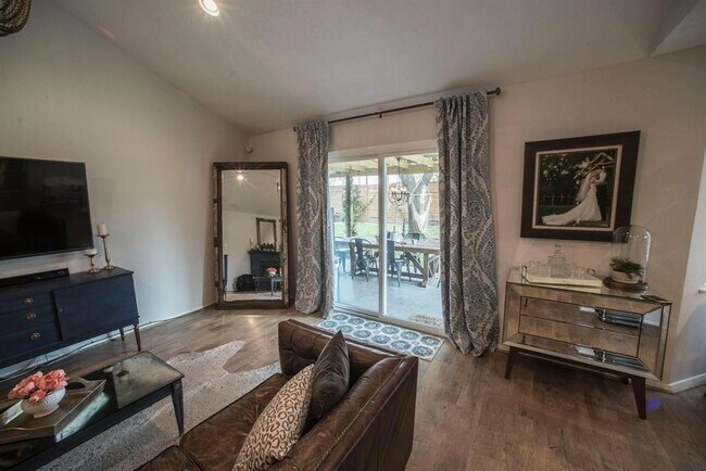 Foto del edificio - 3123 Lazy Spring Dr
