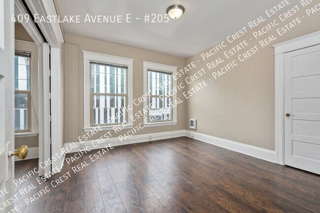 Building Photo - Huge One Bedroom on Eastlake! Must See!