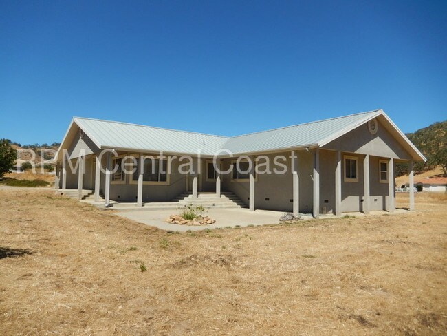 Building Photo - Lake Living with Privacy and Convenience