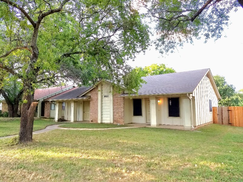 Foto principal - 1620 W Braker Ln