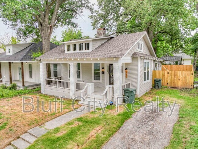 Building Photo - 2536 Yale Ave