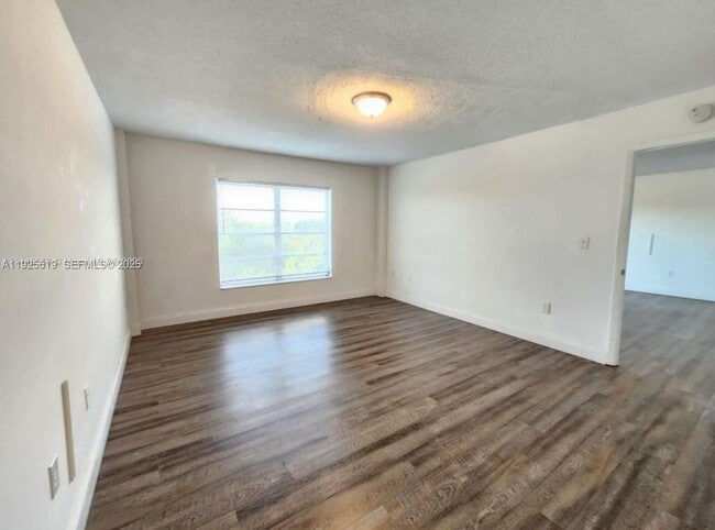 Building Photo - 4164 Inverrary Dr