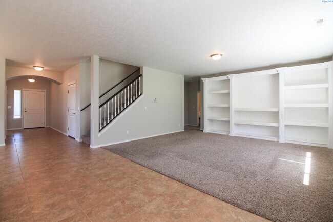 Building Photo - 6 Bed/3 Bath + an Office House in West Ric...