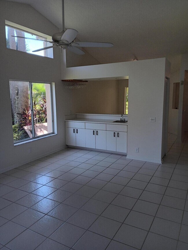 Building Photo - 23157 Fountain View Dr