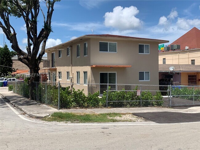 Foto del edificio - 901 NW 22nd Pl
