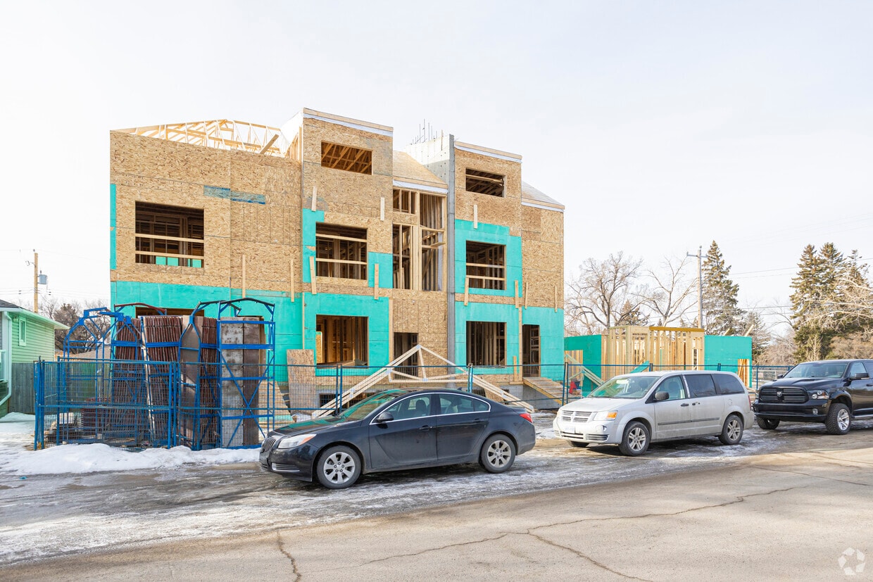 Building Photo - 457 35 Av NW