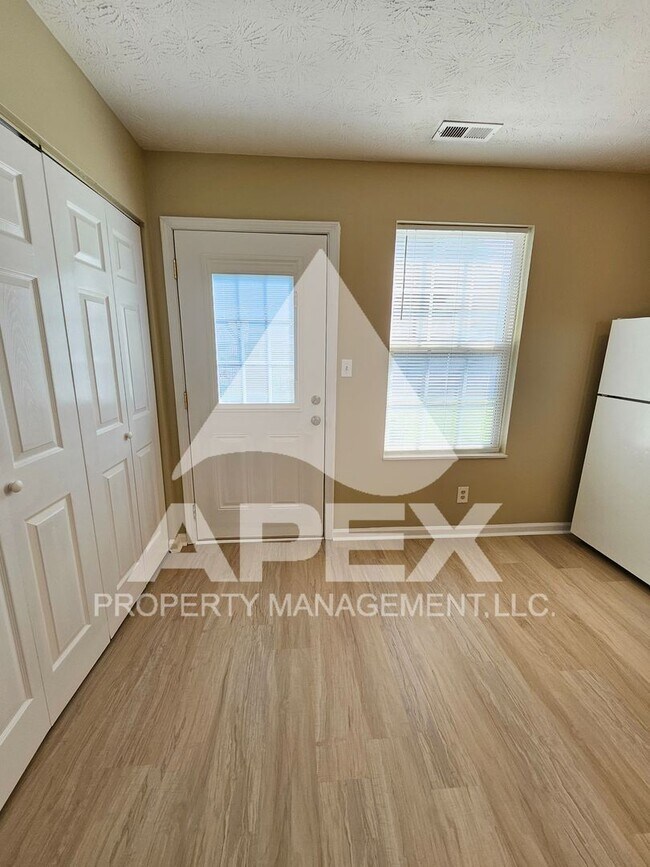 Building Photo - MOVE-IN SPECIAL,NO RENT TIL MAY 1ST! - Nice 2 Bd | 1.5 Ba Townhouse in West Knox Condo Community!