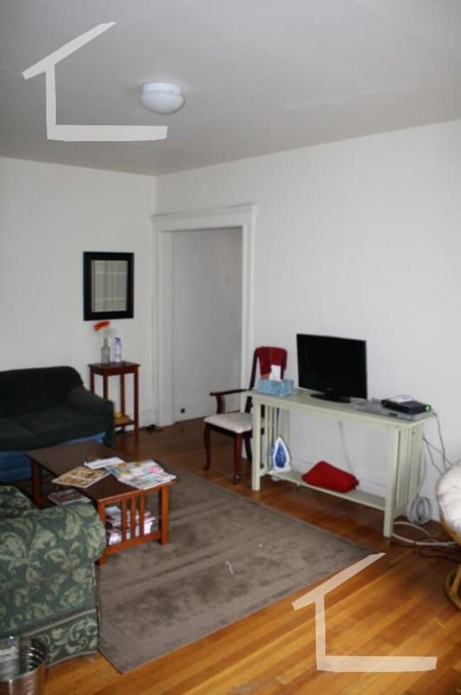 Building Photo - Large Unit in Brighton. Heat, Hot Water In...