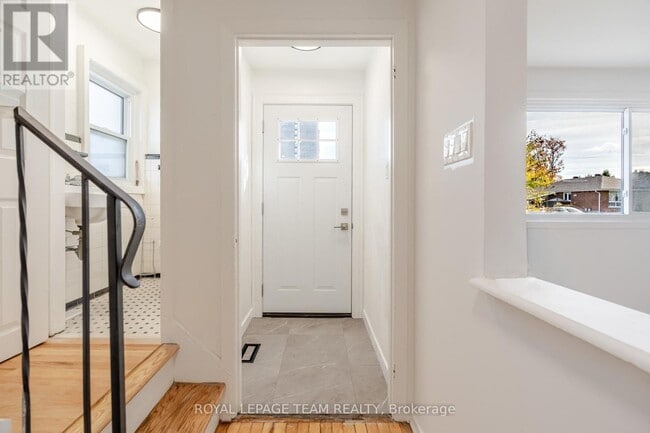 Building Photo - 1487 Morisset Ave