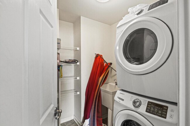 Building Photo - Exquisite brick-front duplex condo, ideall...