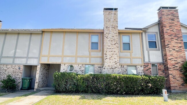 Building Photo - 2215 Roman Ct