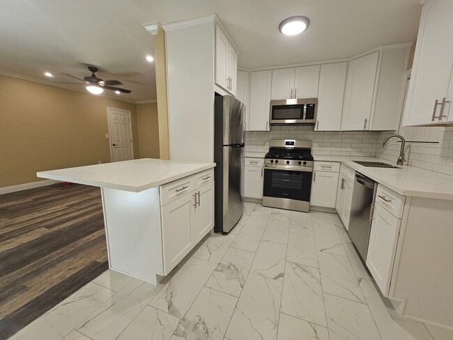 Building Photo - Encinitas Renovated Two Bedroom Apartment