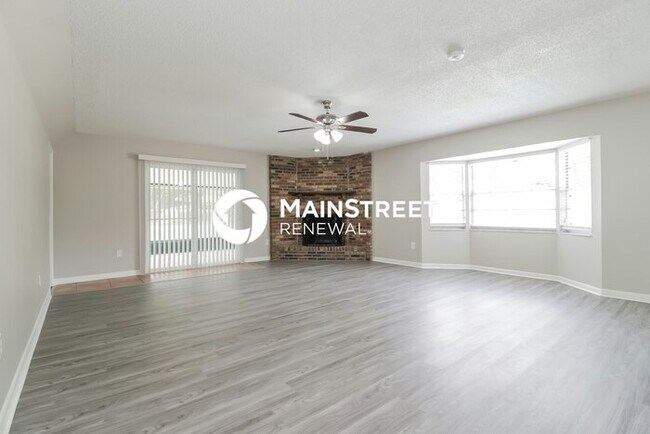 Building Photo - 4 Bedroom Pet-Friendly Home in Apopka, FL with Main Street Renewal