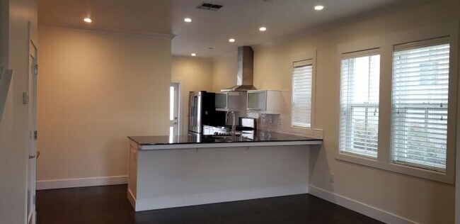 Foto del edificio - Modern end unit townhome in Jacksonville!