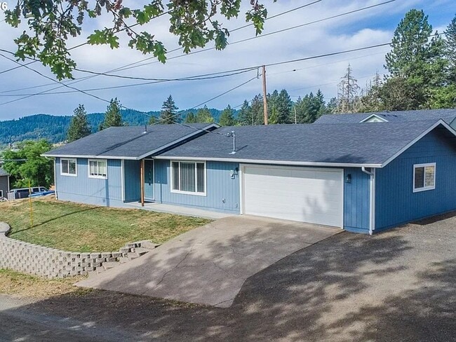 Building Photo - 535 Oak Terrace