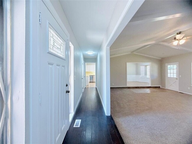 Building Photo - 121 W Vail Dr