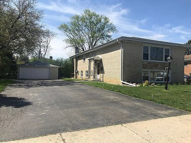 Building Photo - 671 56th Plz
