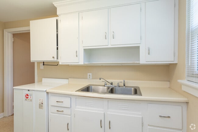 2BR, 1BA - 1,000SF - Kitchen - Haymount Historic Apartments