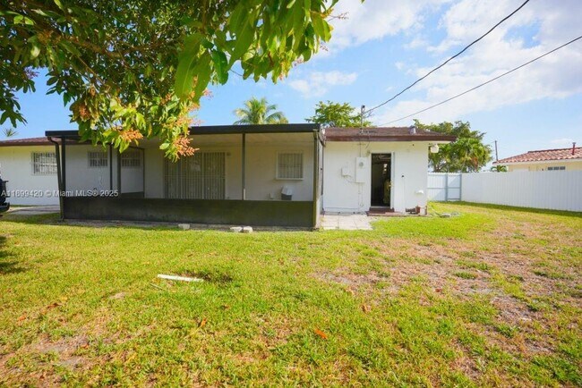 Foto del edificio - 135 NW 208th St