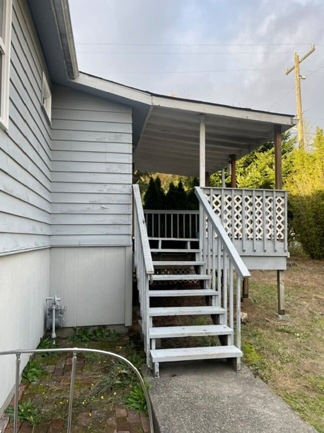 Building Photo - 805 SW 124th St