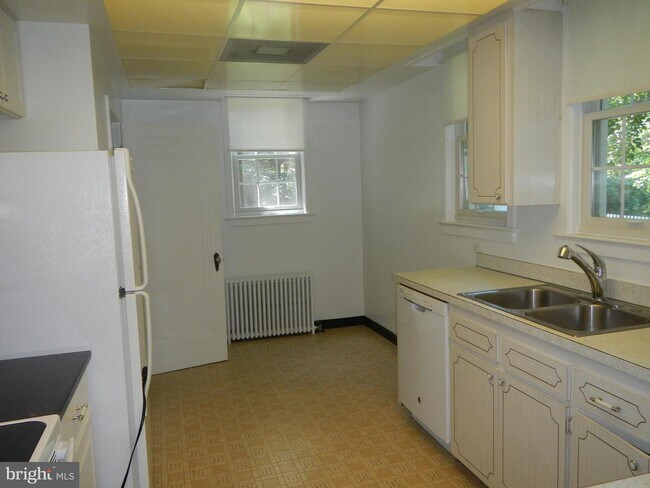 Building Photo - 4612 Maple Ave