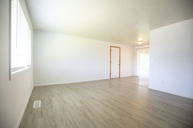 Foto del edificio - *** 3 Bedroom Woodburn home available now ***