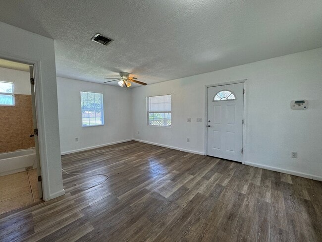 Building Photo - Charming 3 bedroom, 2 bath Florida Cracker-style home in Lake City