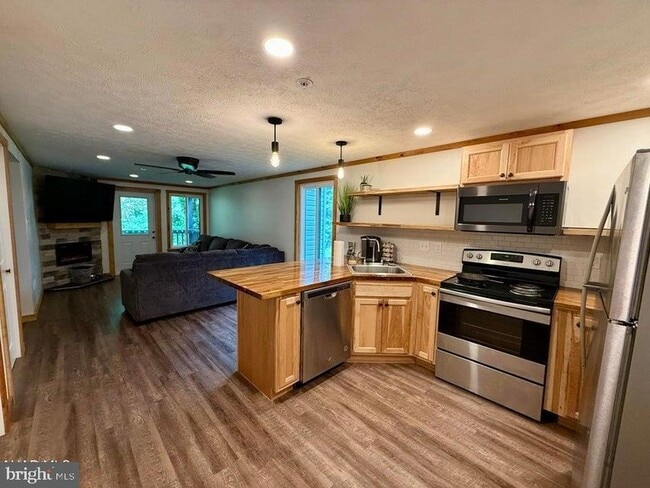 Building Photo - 143 Deer Run Ln