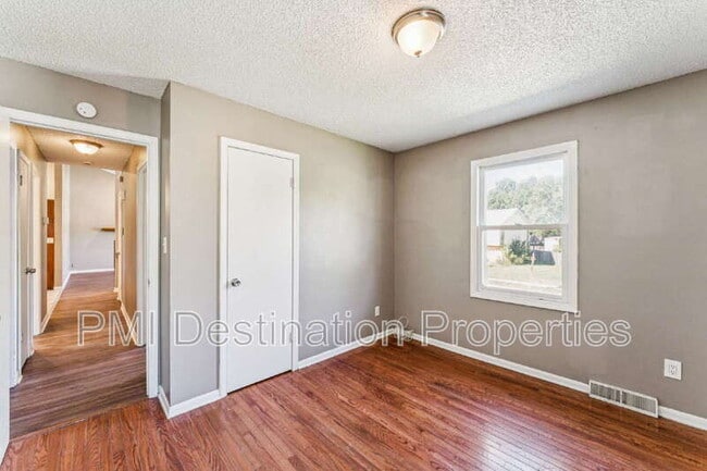 Building Photo - 525 NE Karapat Dr