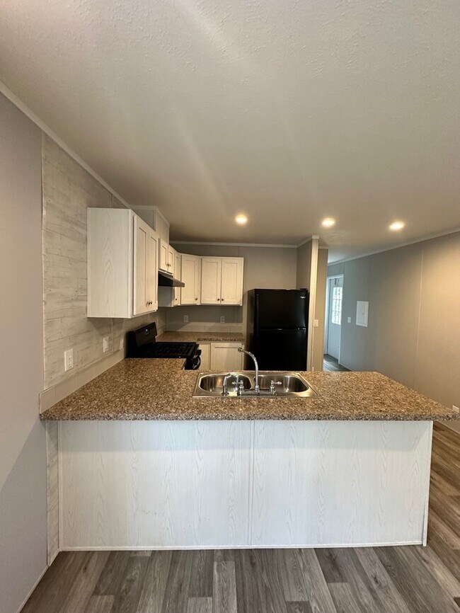Building Photo - 2 Bedroom/1 Bathroom Mobile Home