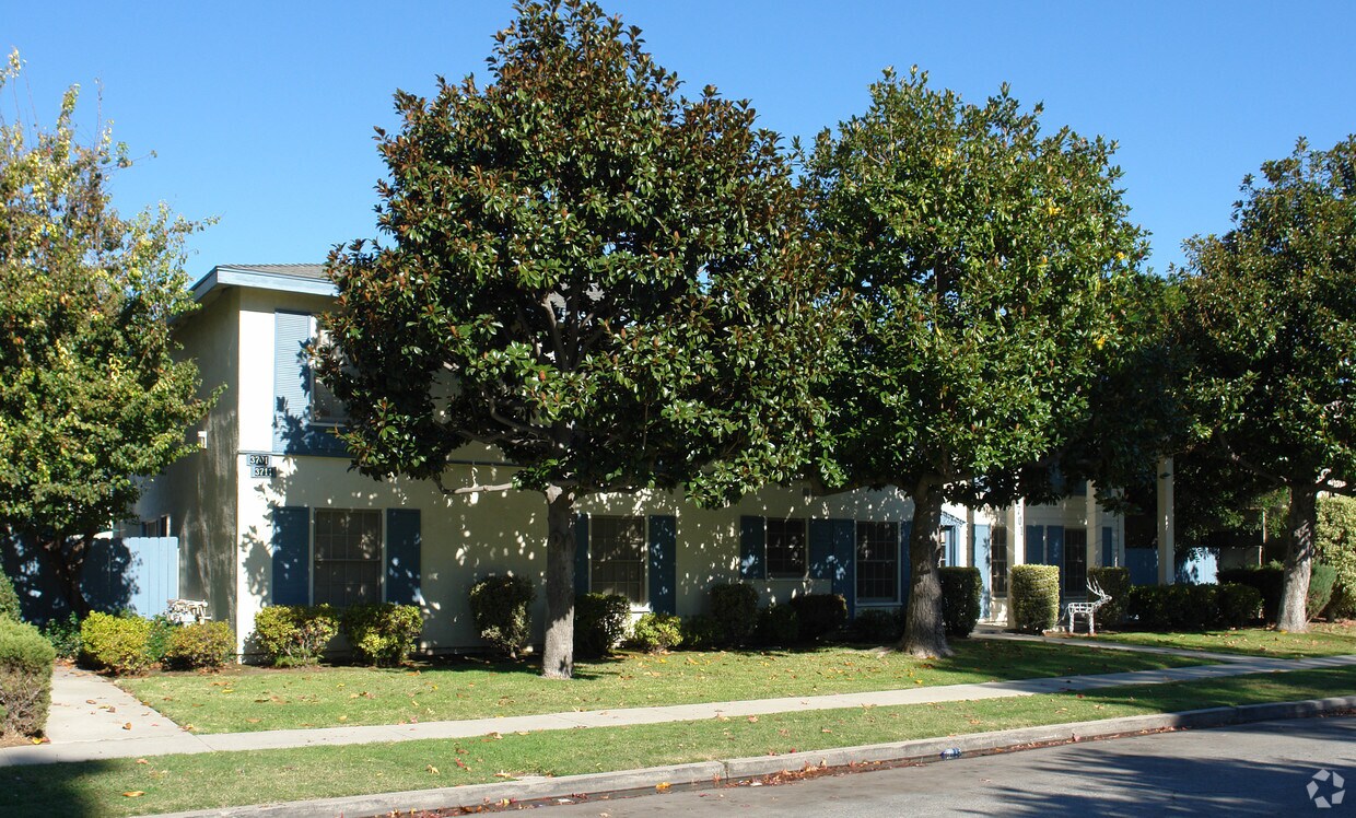 Foto del edificio - 3701-3711 Green Ave