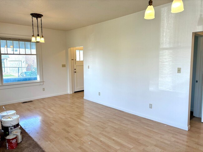 Foto del edificio - Charming Home in the Conveniently Located Southgate Neighborhood, Character-Rich Trims and Fully ...