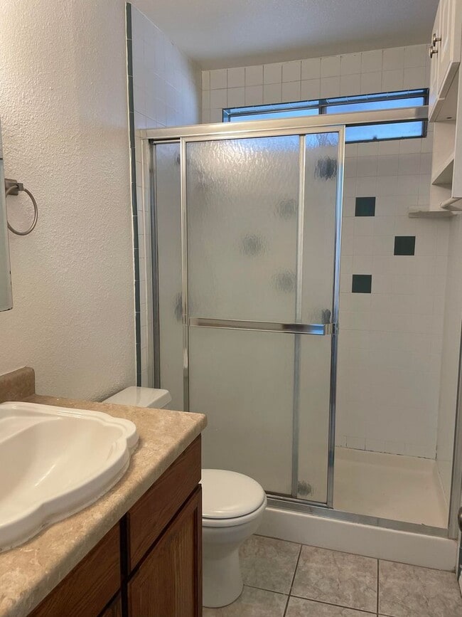 Building Photo - Three Bedroom Two Bathroom Home in Hemet!