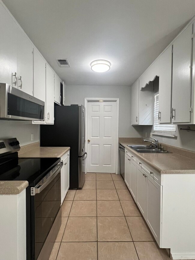 Building Photo - 3205 Hester Dr