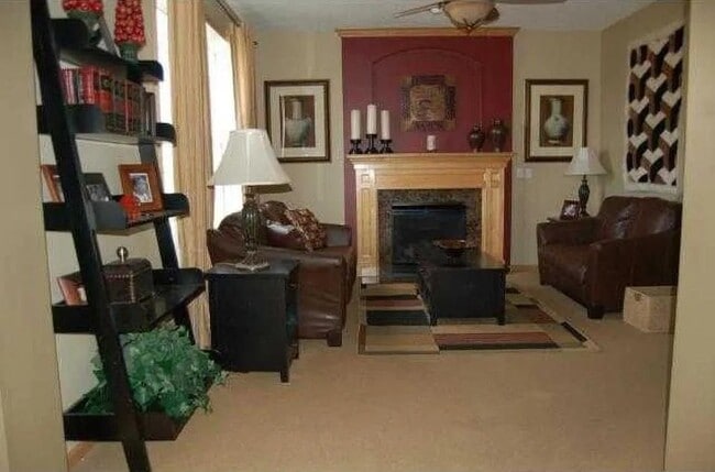 Foto del edificio - 8487 Jonquil Ln N