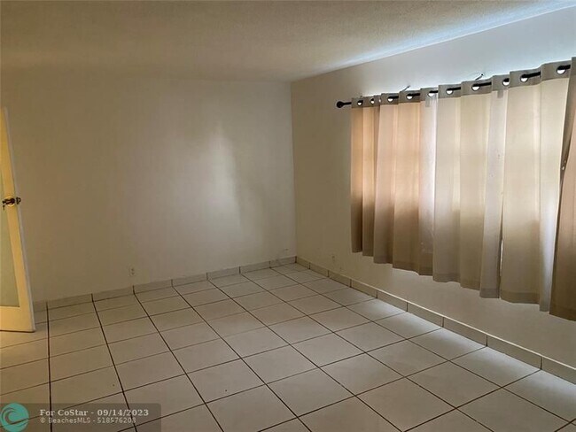 Foto del edificio - 5900 NW 17th Pl