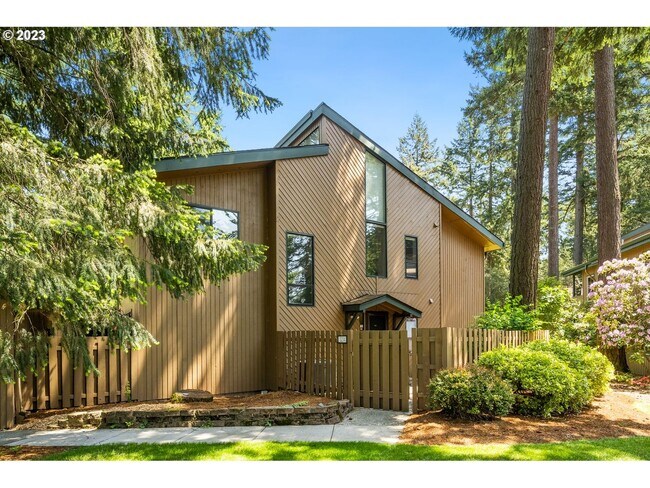 Foto del edificio - 2Bd/2Ba Second Floor Condo in SE with Washer & Dryer, 2 Car Dethatched Garage and a Serene Courty...