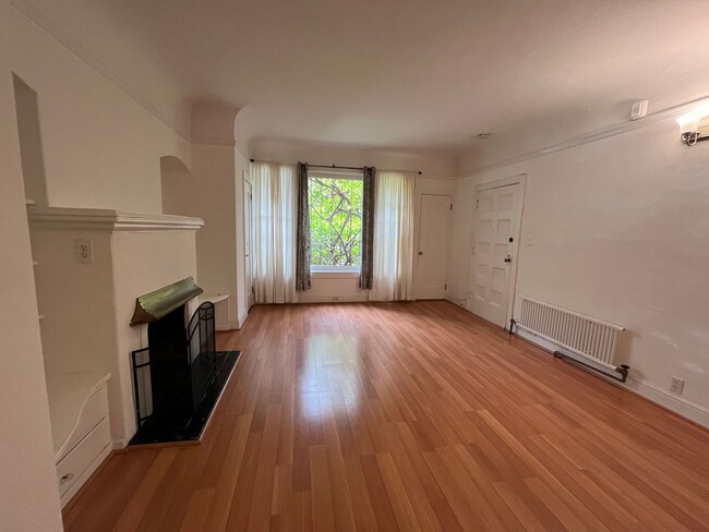 Building Photo - Charming Studio Near Lombard Steps