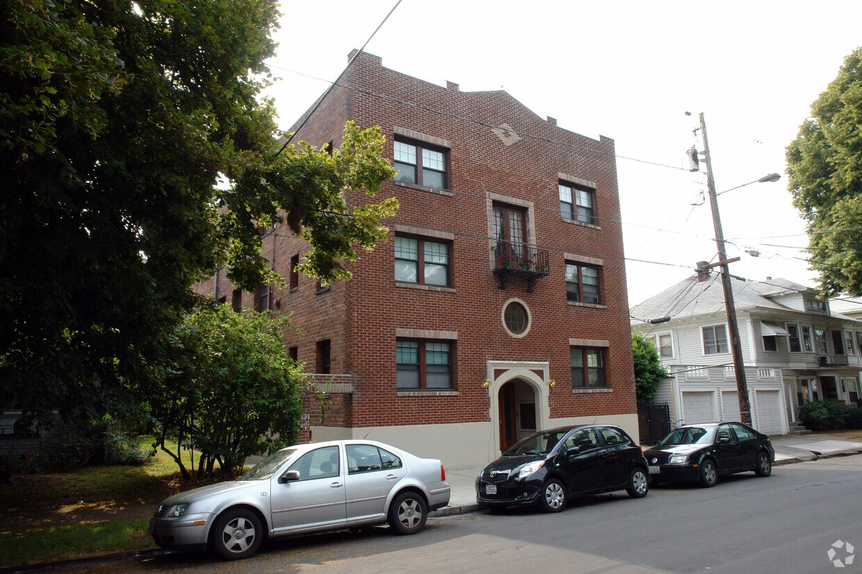 Building Photo - 816 SE 29th Ave