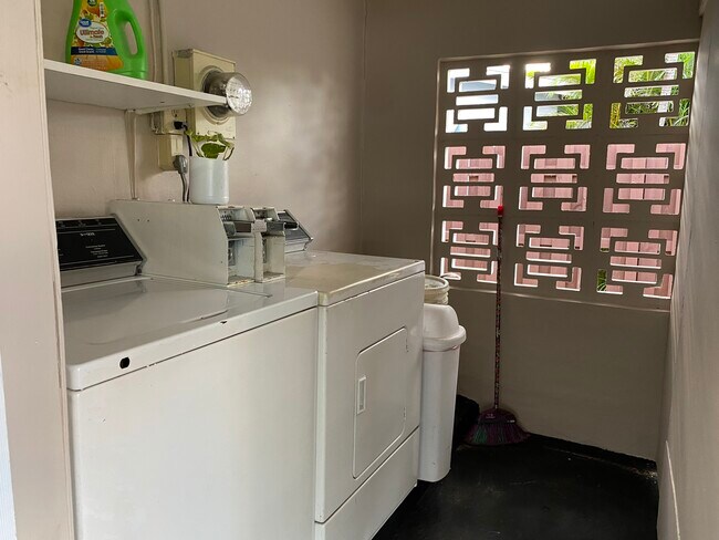 cuarto de lavandería - 1720 NE 56th St