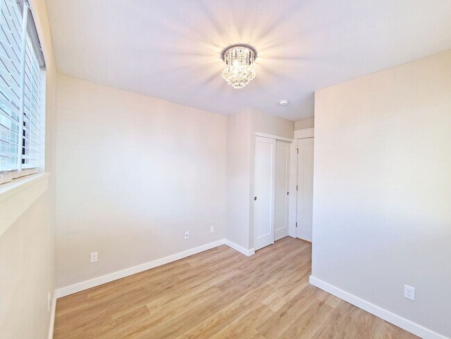 Building Photo - Completely Remodeled! Light Filled Rare Two-Level Duplex Walking Distance to Clinton, Division & ...